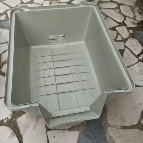 Dog house used with two cracks, dimensions 80x65x65 cm