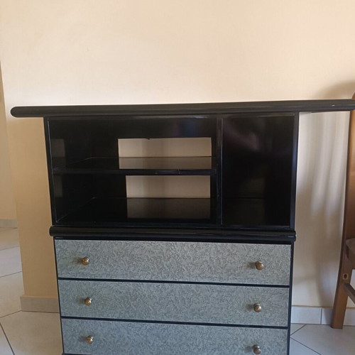 Retro wooden chest of drawers with 3 spacious drawers