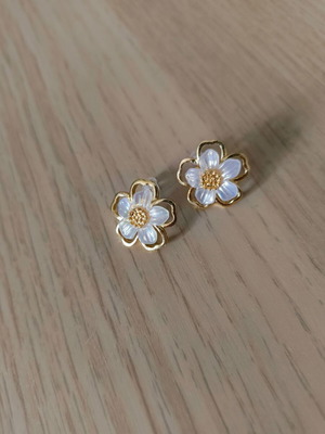 Flower earrings new, white and gold stud