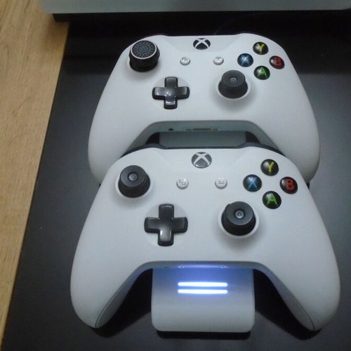 Xbox One S console 500GB like new with 2 wireless joysticks and Plants vs. Zombies