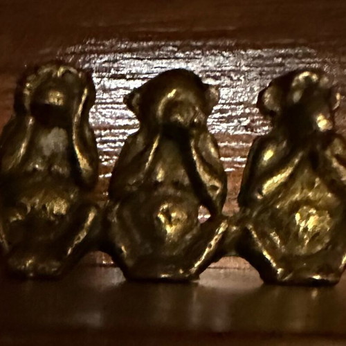 Decorative figurine of the three wise monkeys like new