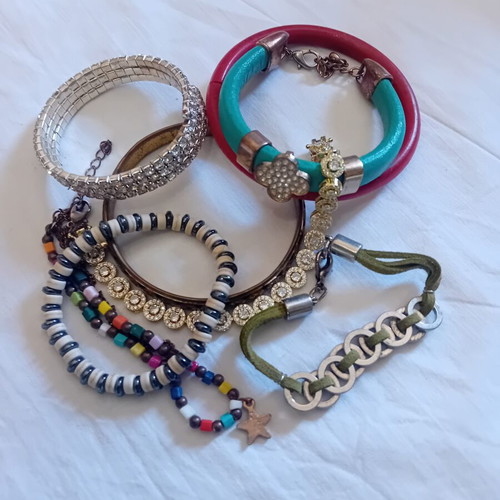 Bracelet set used with different designs and bold colors
