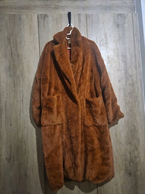 Karavan fur brown one size like new with two tears
