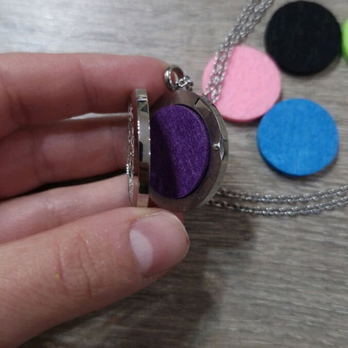Oil Difusser necklace with butterflies and metal magnetic cap silver new