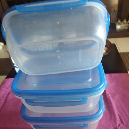 Set of 3 airtight nesting food containers like new
