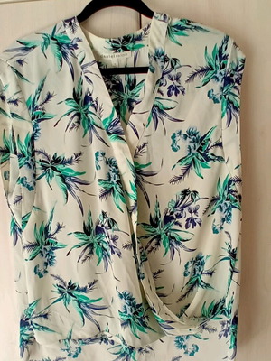 Wrap summer women's blouse size M like new with tropical pattern