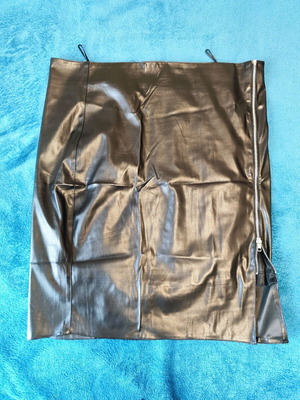 Skirt made of leatherette knee-length, elastic, with zipper