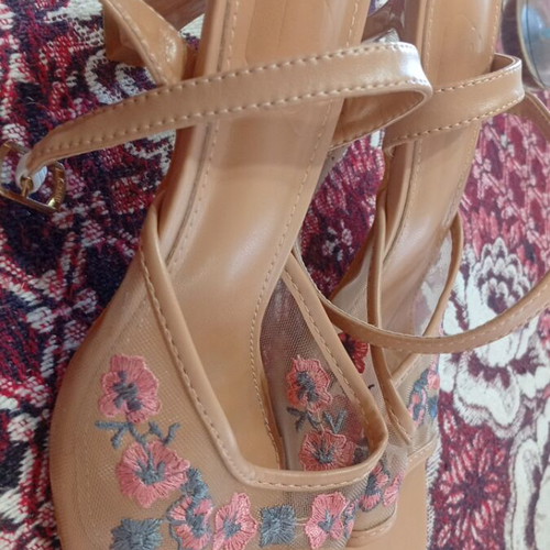 Sandal size 39 like new, ankle strap, slight damage