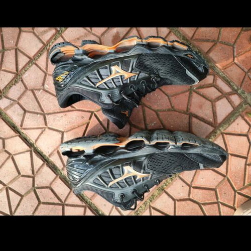 Mizuno Wave Prophecy 9 athletic shoes like new, black, size 44