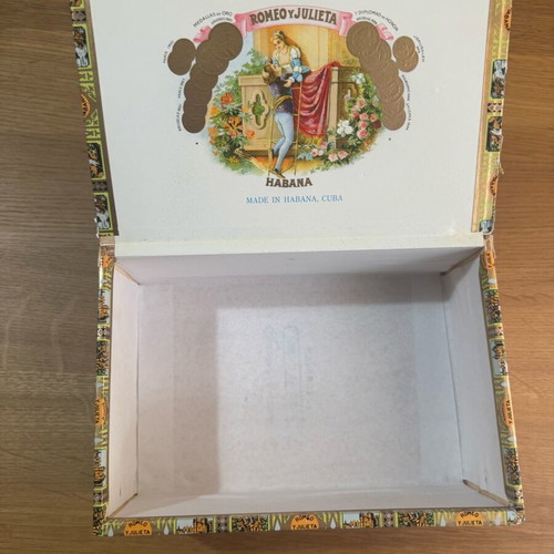 Romeo y Julieta wooden cigar box used, empty