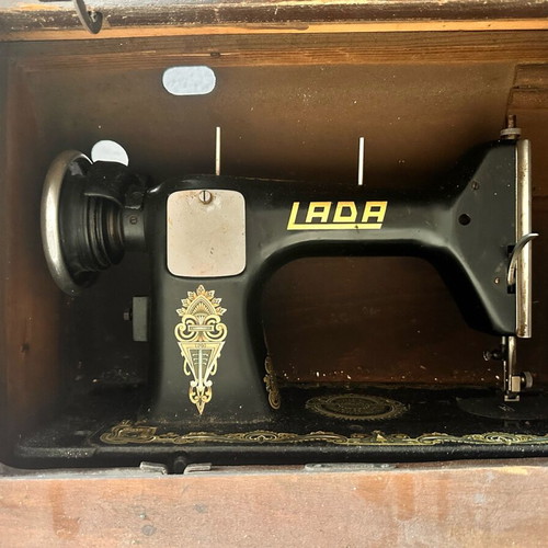 LADA sewing machine like new
