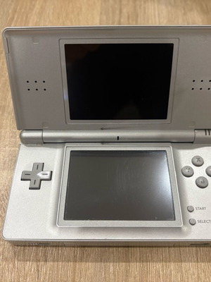 Nintendo DS Lite Silver σαν καινούργιο με φορτιστή και πενάκι