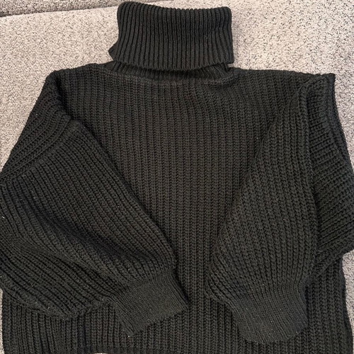Pullover used in sizes S and M