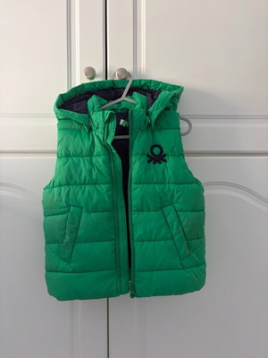 Benetton sleeveless jacket with detachable hood like new, 18-24 months