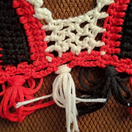 Knitted bikini top like new, size S, black and red