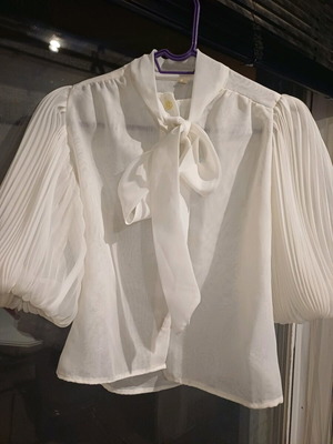 White blouse like new with buttons and pleated sleeves