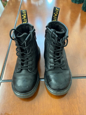Παιδικό μποτάκι Dr. Martens μεταχειρισμένο, μέγεθος 25, μαύρο