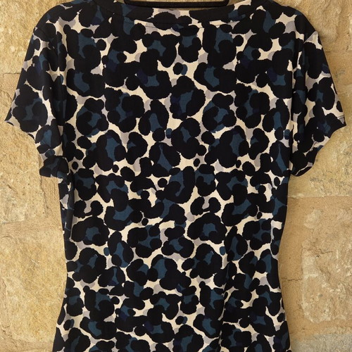 DKNY Short Sleeve Knot Front Blouse like new, colorful print, size L