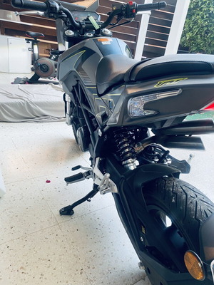 Benelli BN 125 naked bike, grey/black with yellow accents