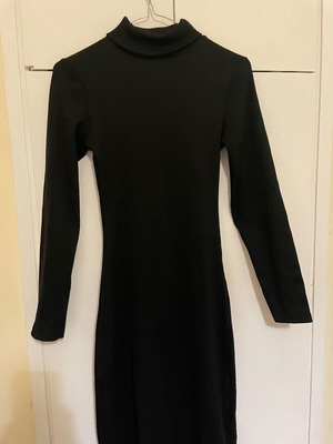 Long-sleeve dress black like new, fitted cut