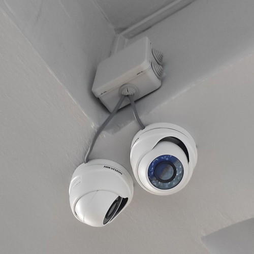 HIK Vision high-resolution cameras like new, set of 4 with recorder