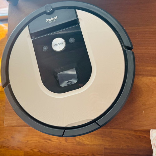 I Robot Roomba robotic vacuum like new, gold and black