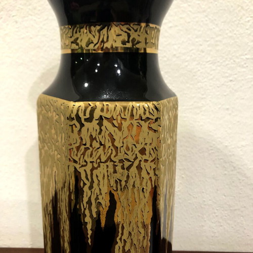 Handmade vase used with 24-carat gold leaf
