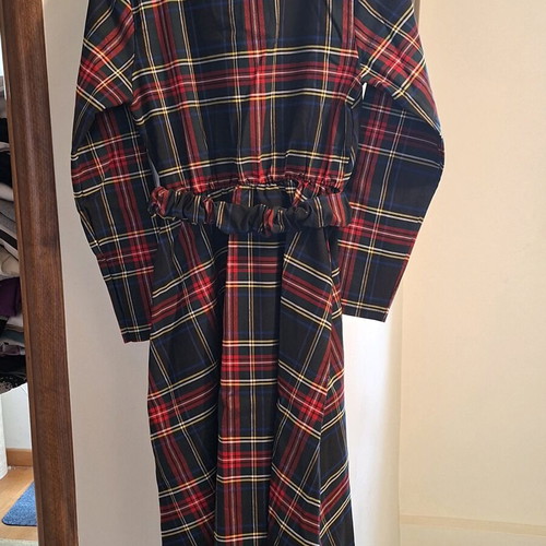 Dress multicolored new with belt and flattering fit