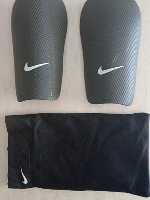 Nike Football Shin Guards like new, size Large