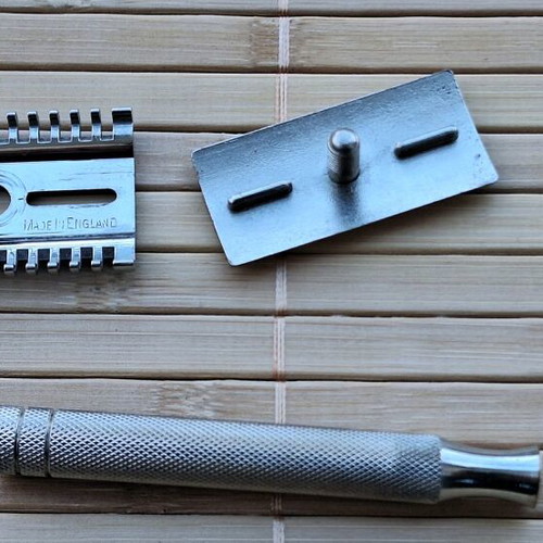Gillette Flat Bottom Twin Pin Long Comb DE Razor used in original box