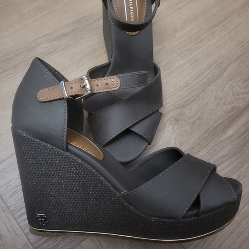 Tommy Hilfiger khaki platform sandals size 38 like new