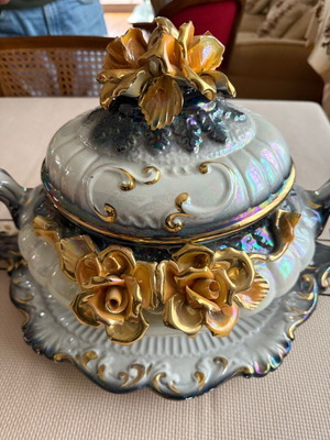 Decorative porcelain piece with container and plate like new