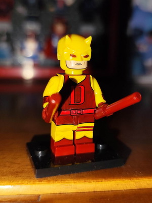 Daredevil Yellow-Red Suit φιγούρα σαν καινούργιο με βάση και δύο κόκκινα ρόπαλα