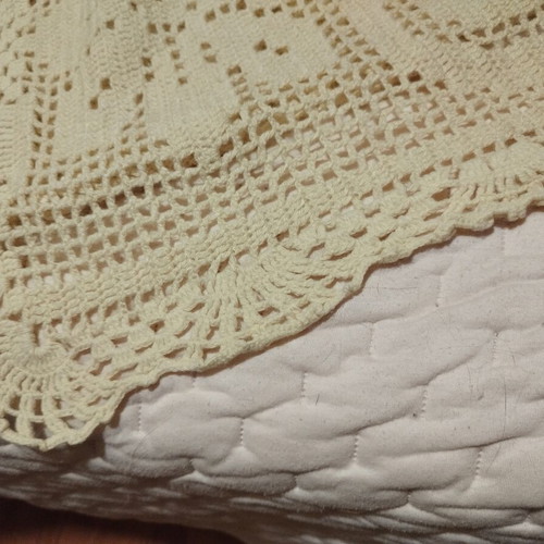Knitted blanket like new, beige yellow, 1.40 m bed size