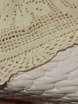 Knitted blanket like new, beige yellow, 1.40 m bed size
