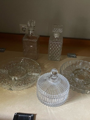 Serving glassware like new, 2 bottles, 2 trays and 1 container
