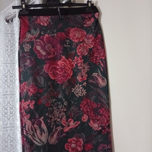 Stradivarius modern women's midi skirt used, black and red