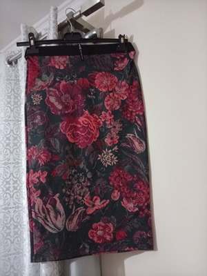 Stradivarius modern women's midi skirt used, black and red
