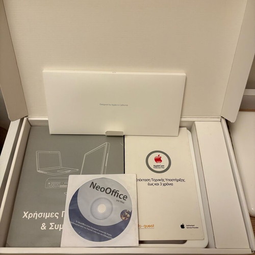 Apple Macbook 13 inch late 2009 with box and manuals