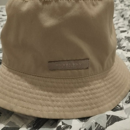 Burberry reversible bucket hat like new, size M, multicolor beige