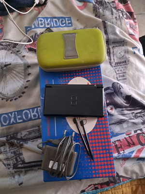 Nintendo DS μεταχειρισμένο με 2 πενακια, θήκη και φορτιστή