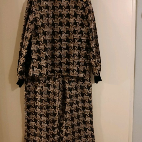 Set new with subtle gold thread weaving