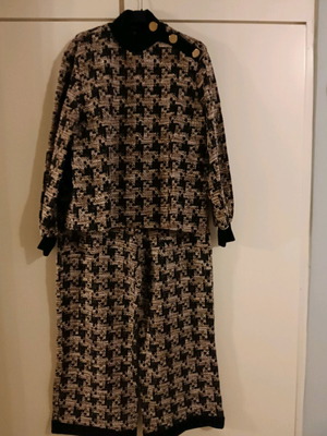 Set new with subtle gold thread weaving
