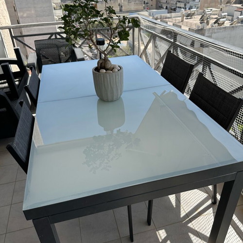 Balcony dining set like new with 4 aluminum chairs