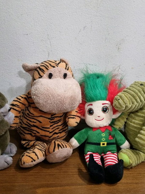 Plush dolls like new