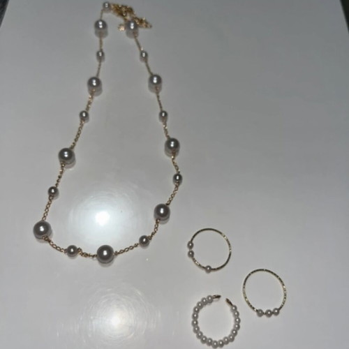Jewelry set like new with necklace and rings
