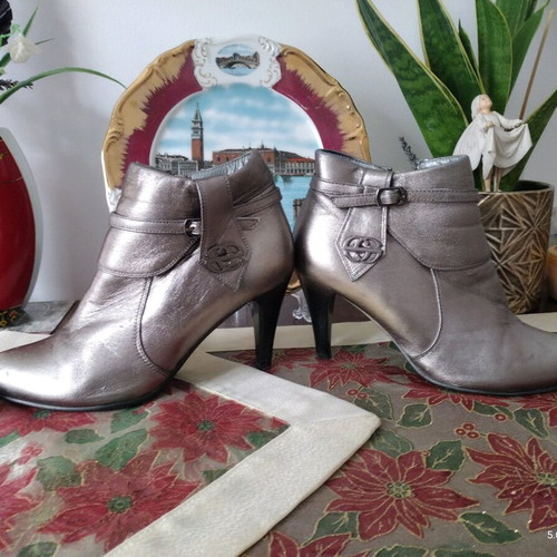 Silver boots like new, size about 37