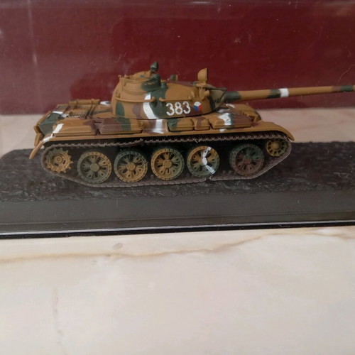 Czechoslovakian T-54 tank model like new, scale 1:72