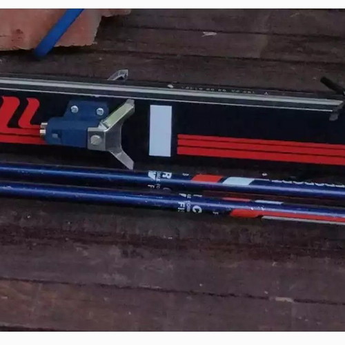 Ski set like new, 4 parts with poles and ski bag