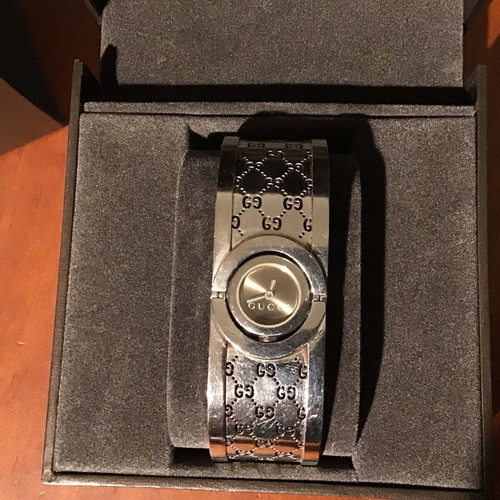 Gucci women's watch like new, classic and elegant